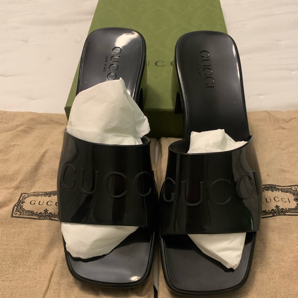 100% GUCCI Jelly Sandals For Women: ( Worn Once )